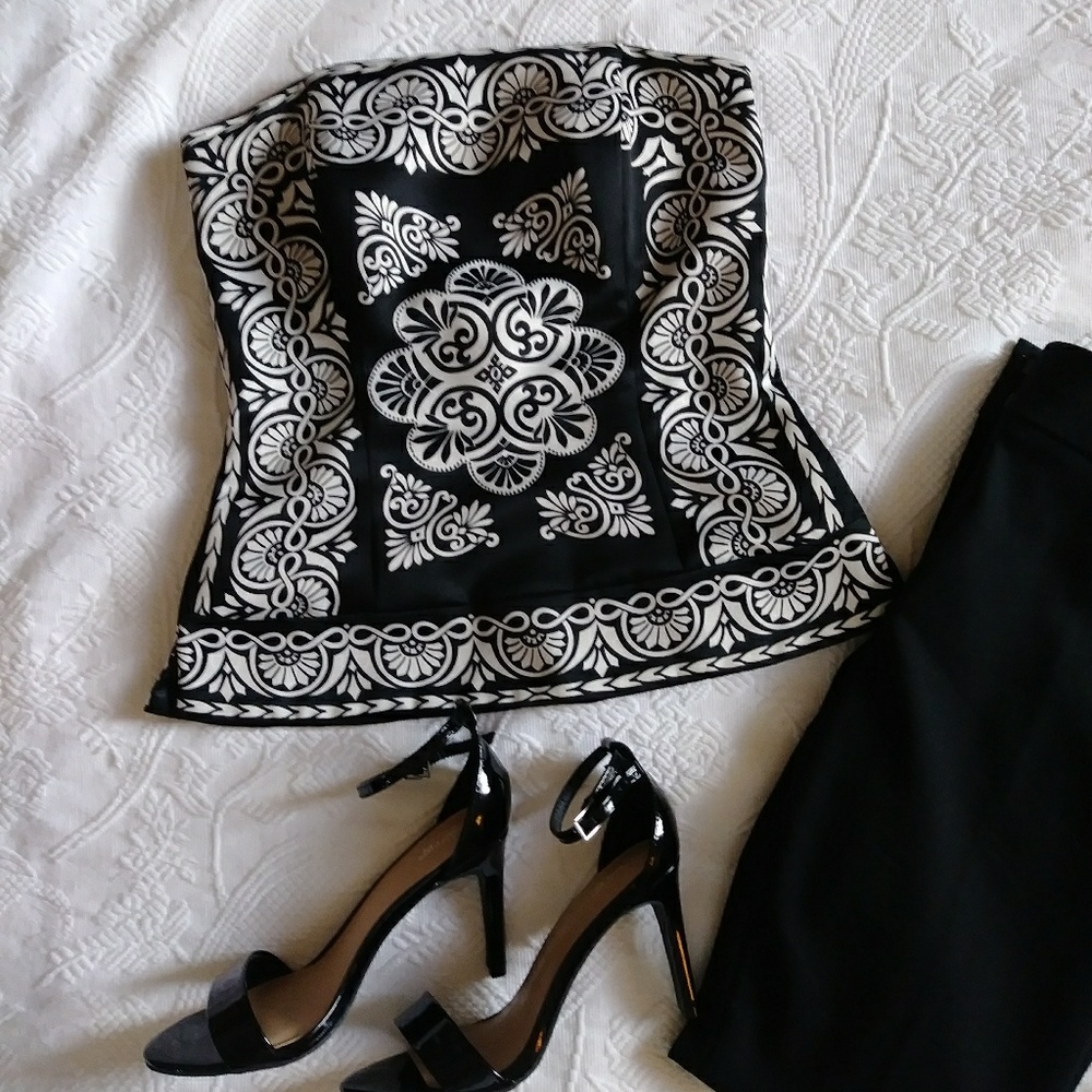 White House Black Market strapless top🔥